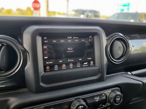 Used 2020 Jeep Gladiator Sport image 23