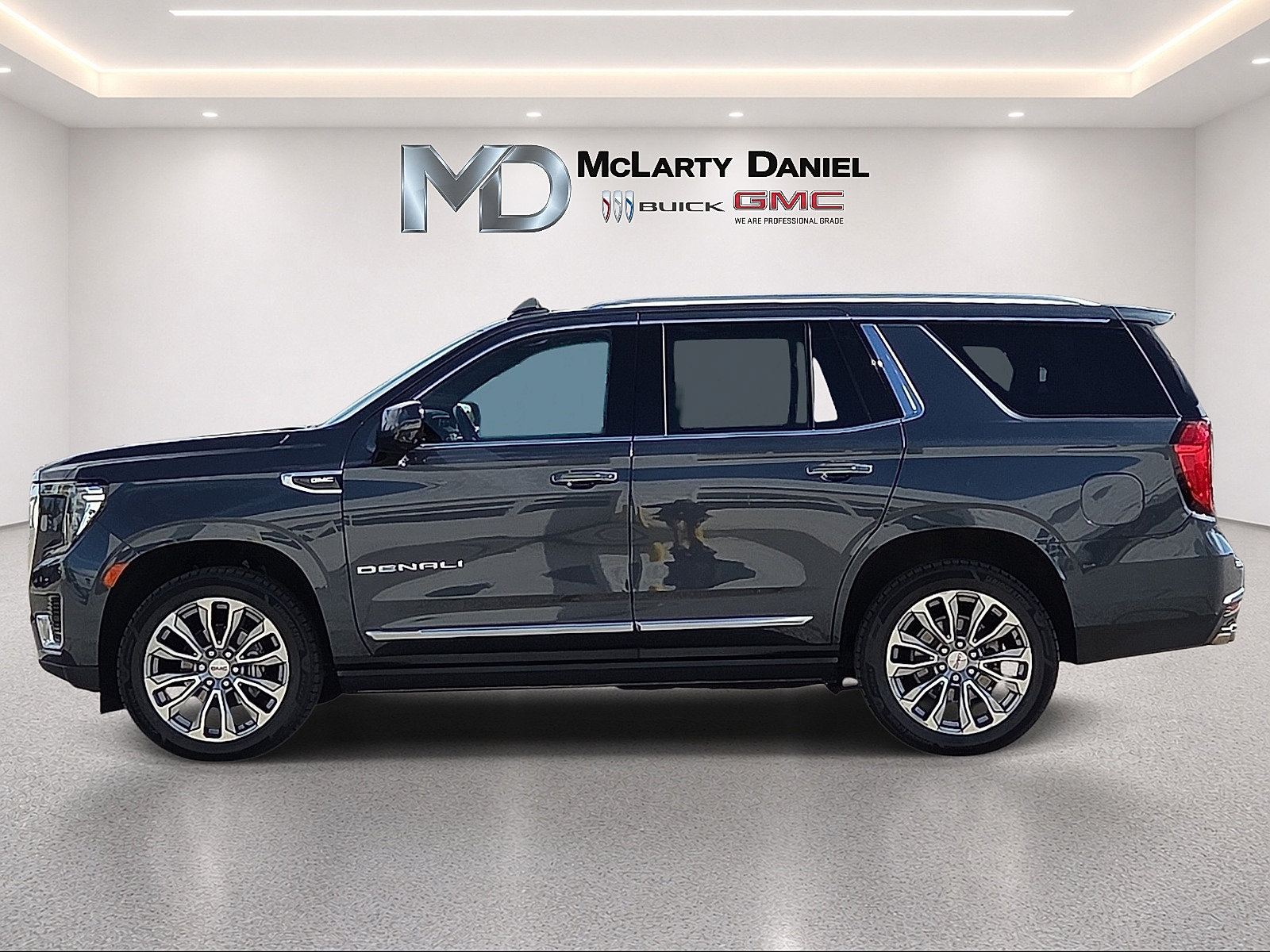 Certified 2021 GMC Yukon Denali w/ Denali Premium Package AWD/4WD image 2