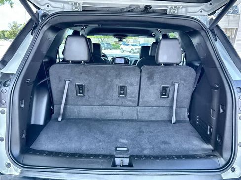 Used 2023 Chevrolet Traverse RS FWD image 25
