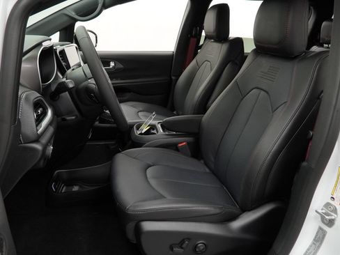 New 2027 Chrysler Pacifica Select AWD/4WD image 16