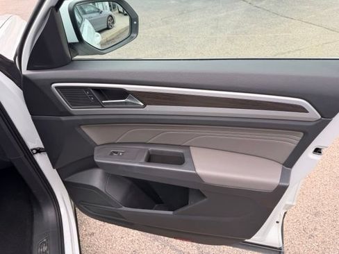 Certified 2023 Volkswagen Atlas SE w/ Panoramic Sunroof Package AWD/4WD image 19