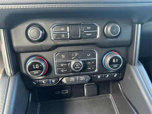 Used 2023 Chevrolet Suburban Premier image 17