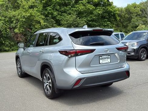 Certified 2024 Toyota Highlander XLE AWD/4WD image 4
