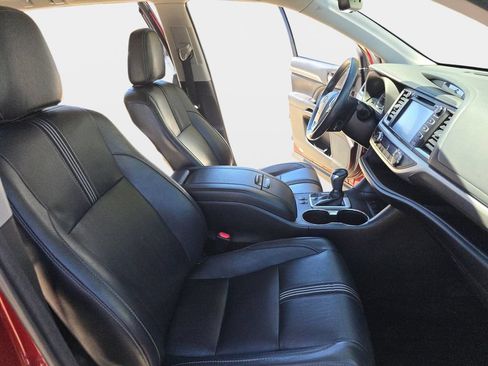 Used 2017 Toyota Highlander SE w/ Carpet Mat Package FWD image 12