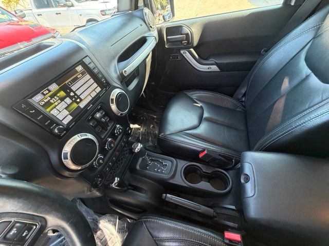 Used 2017 Jeep Wrangler Unlimited Sahara w/ Connectivity Group AWD/4WD image 23