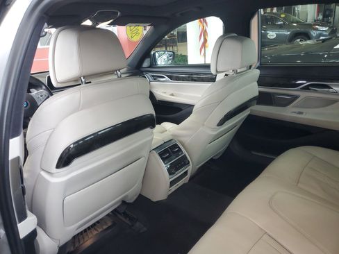Used 2022 BMW 750Li xDrive AWD/4WD image 10
