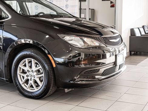 Used 2022 Chrysler Voyager LX image 4