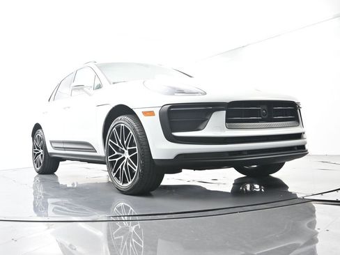 Certified 2025 Porsche Macan AWD/4WD image 56