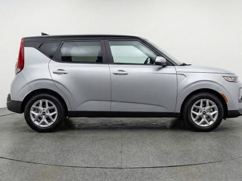 Used 2025 Kia Soul LX w/ LX Technology Package image 11