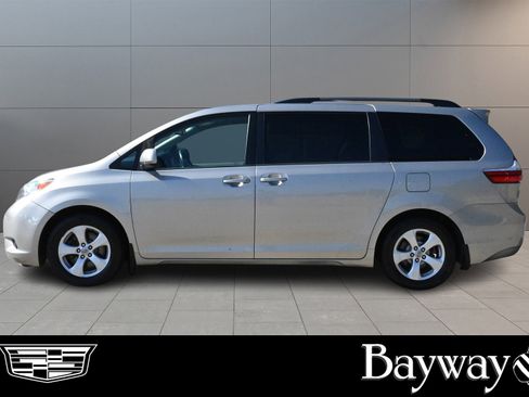 Used 2015 Toyota Sienna LE image 4