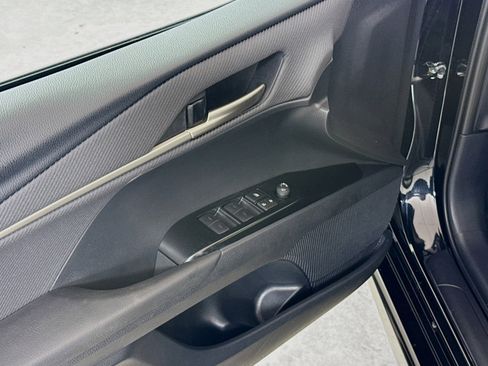 Used 2025 Toyota Camry SE image 18