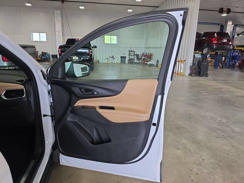 Used 2023 Chevrolet Equinox Premier AWD/4WD image 29