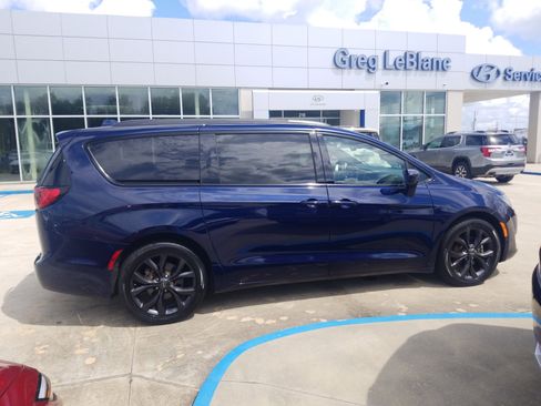 Used 2020 Chrysler Pacifica Touring w/ S Appearance Package image 8