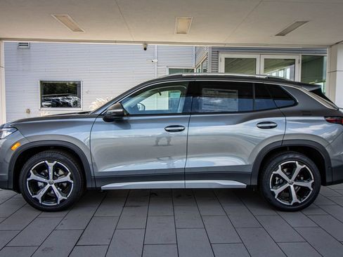New 2026 Volkswagen Tiguan SE FWD image 11