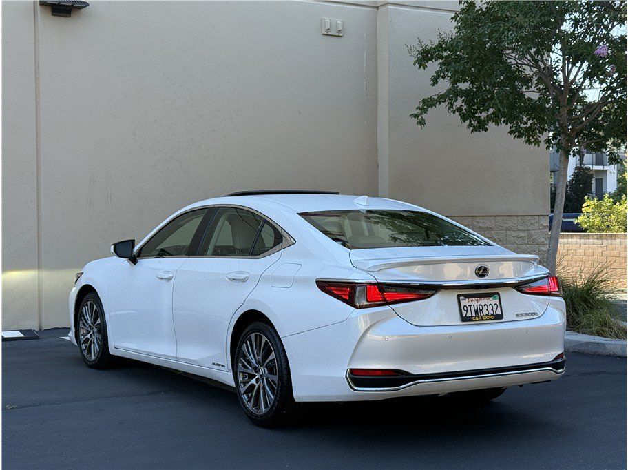Used 2019 Lexus ES 300h w/ Premium Package FWD image 4