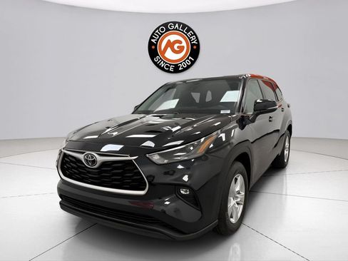 Used 2024 Toyota Highlander LE FWD image 7