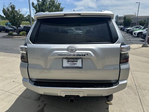 Used 2018 Toyota 4Runner SR5 AWD/4WD image 2