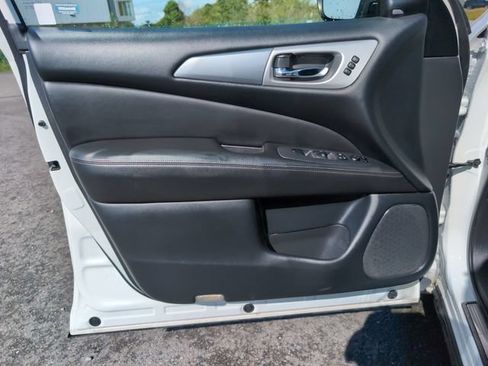 Used 2020 Nissan Pathfinder SL AWD/4WD image 18