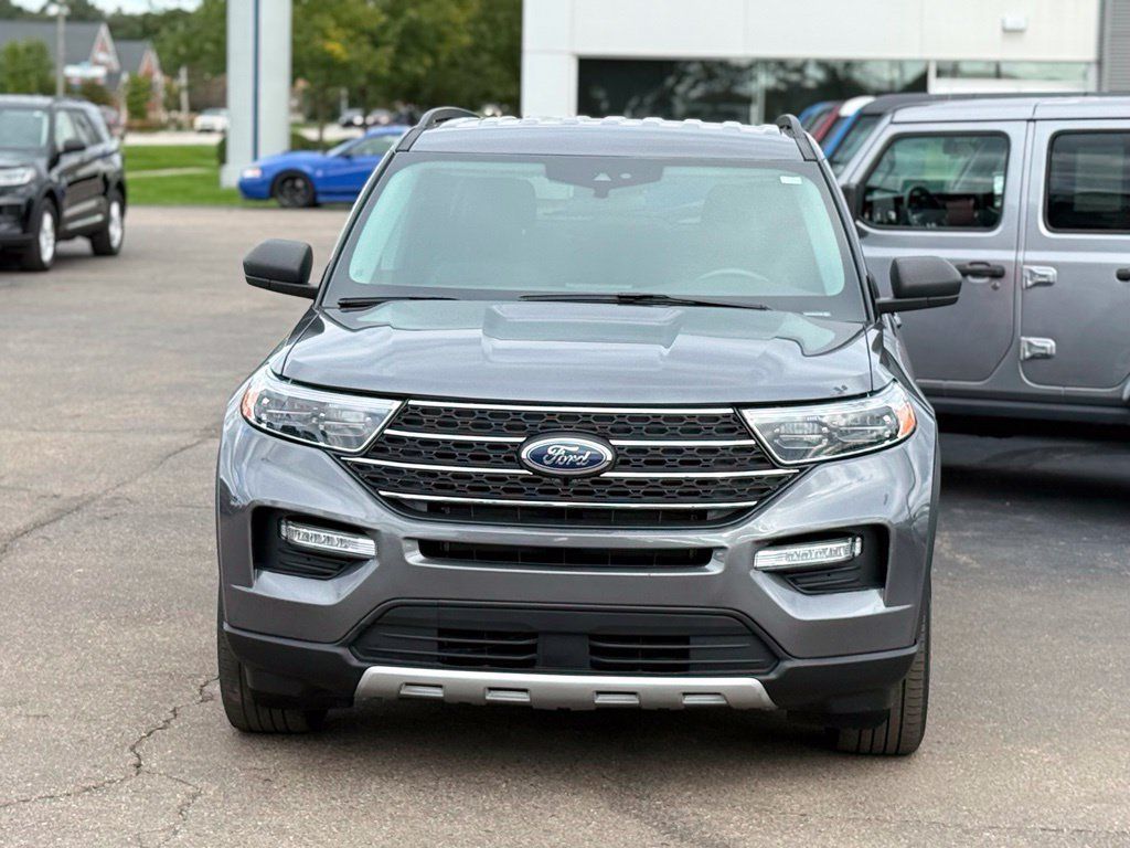 Used 2024 Ford Explorer XLT w/ Equipment Group 202A AWD/4WD image 29
