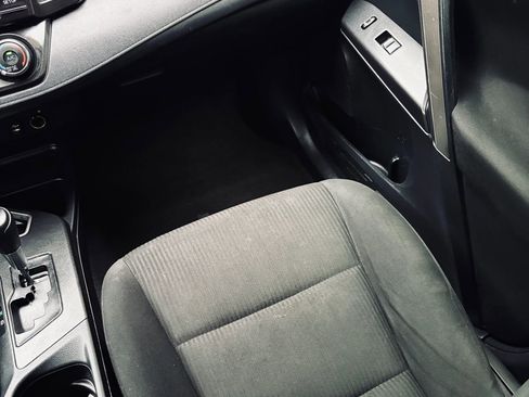 Used 2017 Toyota RAV4 LE FWD image 8