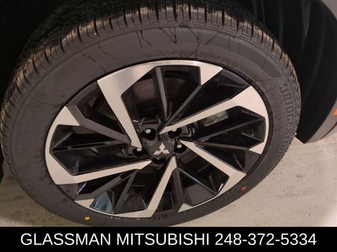 New 2025 Mitsubishi Outlander SE image 2