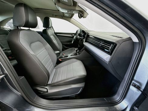 Used 2025 Volkswagen Jetta SE FWD image 31