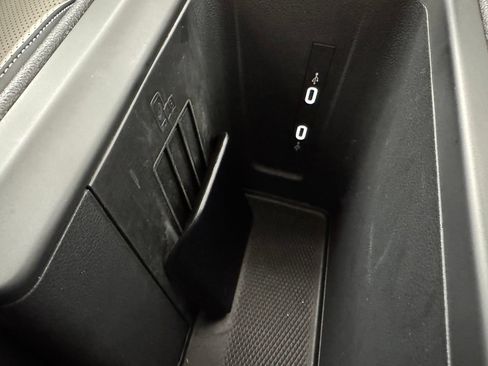 Used 2025 Volkswagen Tiguan SE w/ Panoramic Sunroof Package AWD/4WD image 29