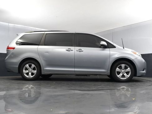 Used 2014 Toyota Sienna LE FWD image 26