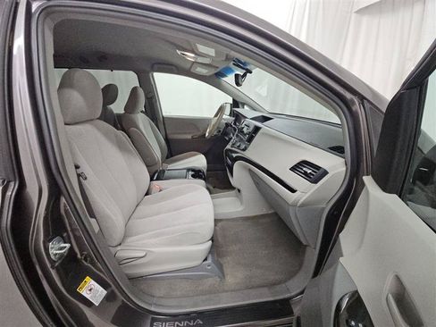 Used 2012 Toyota Sienna LE FWD image 9