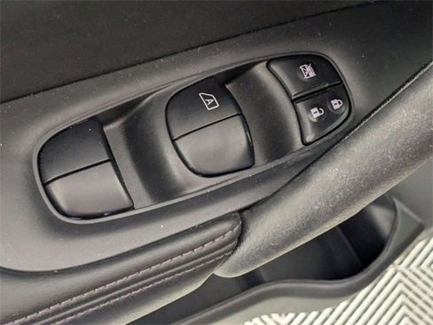 Used 2018 Nissan Rogue SL image 12