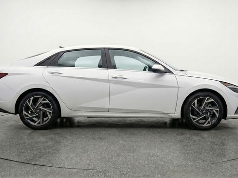 Used 2025 Hyundai Elantra SEL FWD image 11