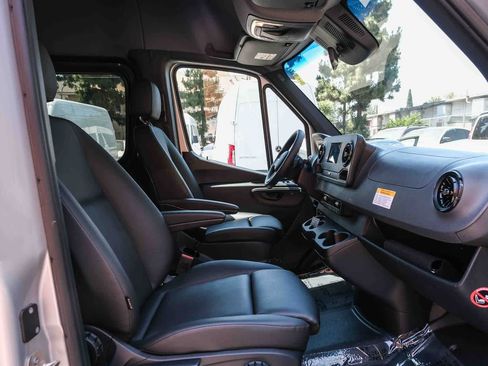 Used 2024 Mercedes-Benz Sprinter 2500 image 27