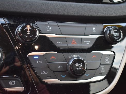 Used 2023 Chrysler Voyager LX image 31