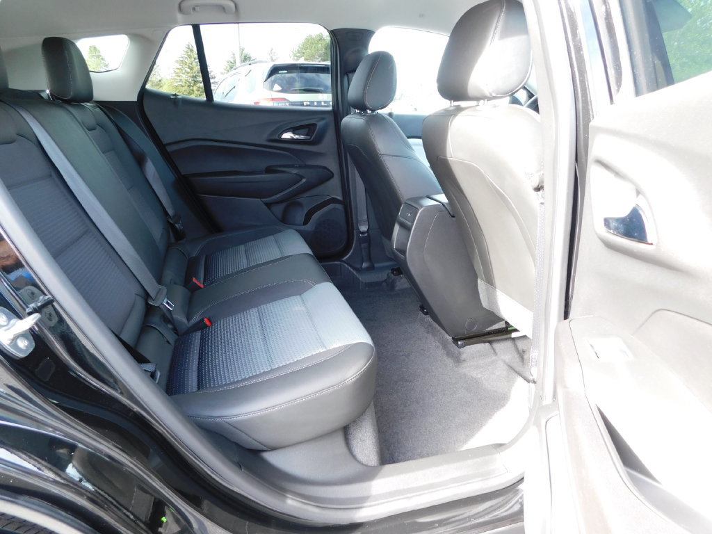 Used 2025 Chevrolet Trax LT FWD image 19