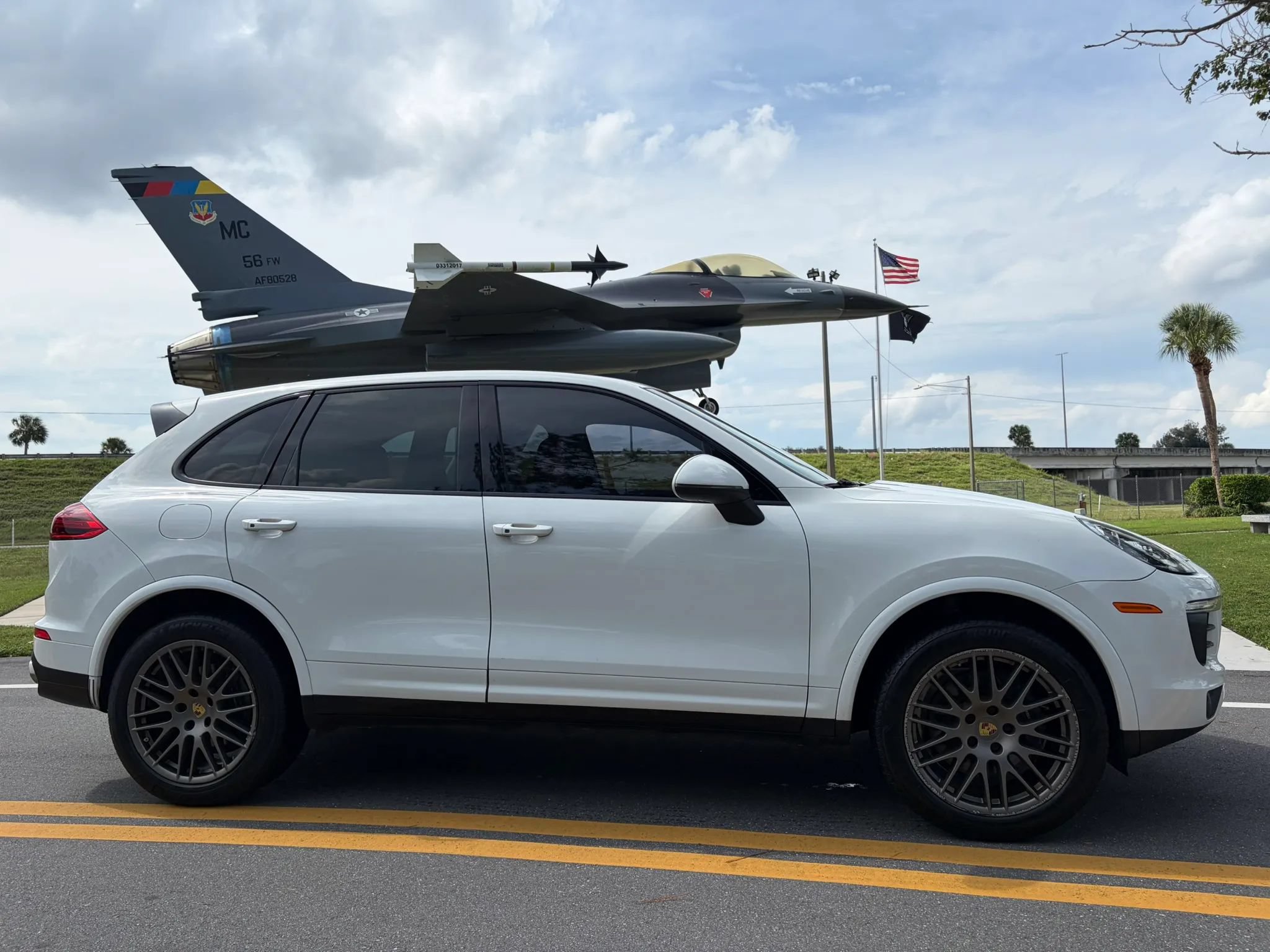 Used 2017 Porsche Cayenne AWD/4WD image 1
