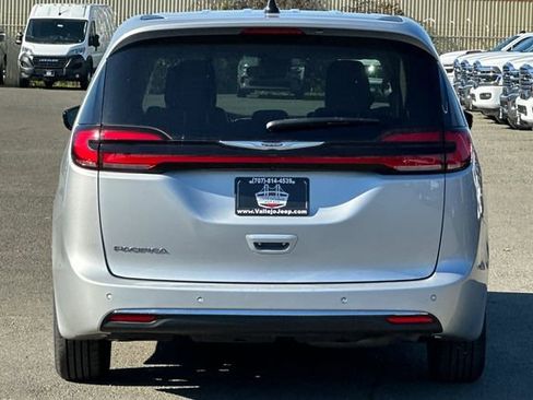 Used 2024 Chrysler Pacifica Touring-L image 5