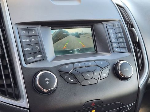 Used 2018 Ford Edge SE image 9