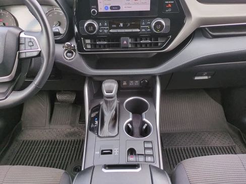 Used 2023 Toyota Highlander LE FWD image 19