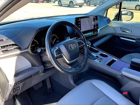 Used 2023 Toyota Sienna XLE image 18