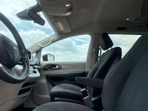 Used 2017 Chrysler Pacifica Touring FWD image 37