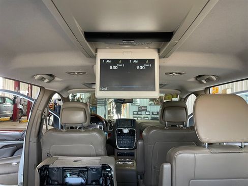 Used 2016 Chrysler Town & Country Limited Platinum FWD image 19