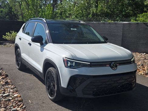 New 2026 Volkswagen Taos SE FWD image 7