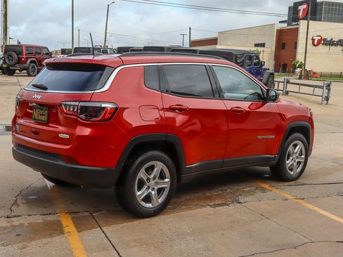 Used 2023 Jeep Compass Latitude w/ Convenience Group AWD/4WD image 5