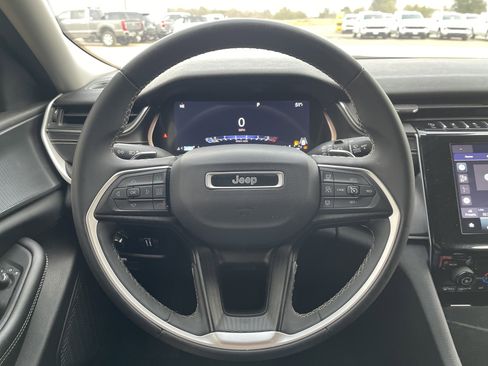 Used 2023 Jeep Grand Cherokee L Laredo image 16