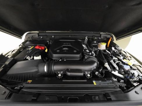 Used 2025 Jeep Wrangler Unlimited Sahara image 5