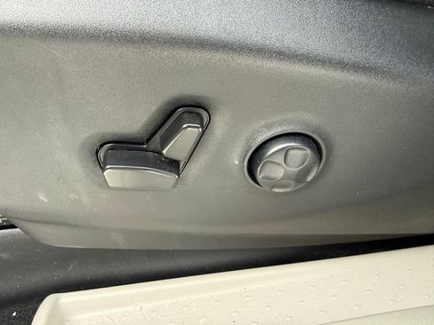 Used 2024 Chrysler Pacifica Touring-L image 19