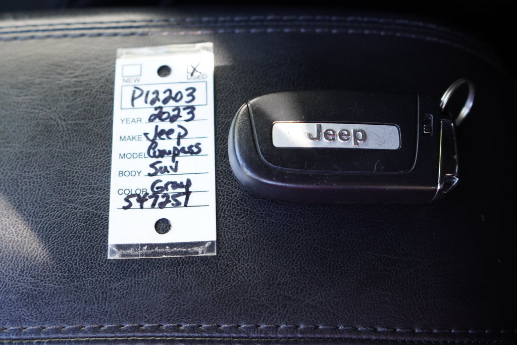 Used 2023 Jeep Compass Latitude w/ Sun and Sound Group AWD/4WD image 33
