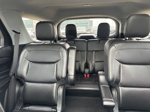 Used 2022 Ford Explorer XLT w/ Equipment Group 202A image 16