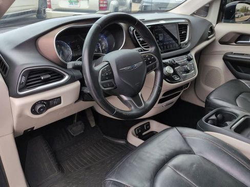 Used 2017 Chrysler Pacifica Touring-L FWD image 2