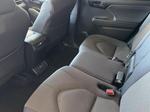 Used 2025 Toyota Highlander LE FWD image 25